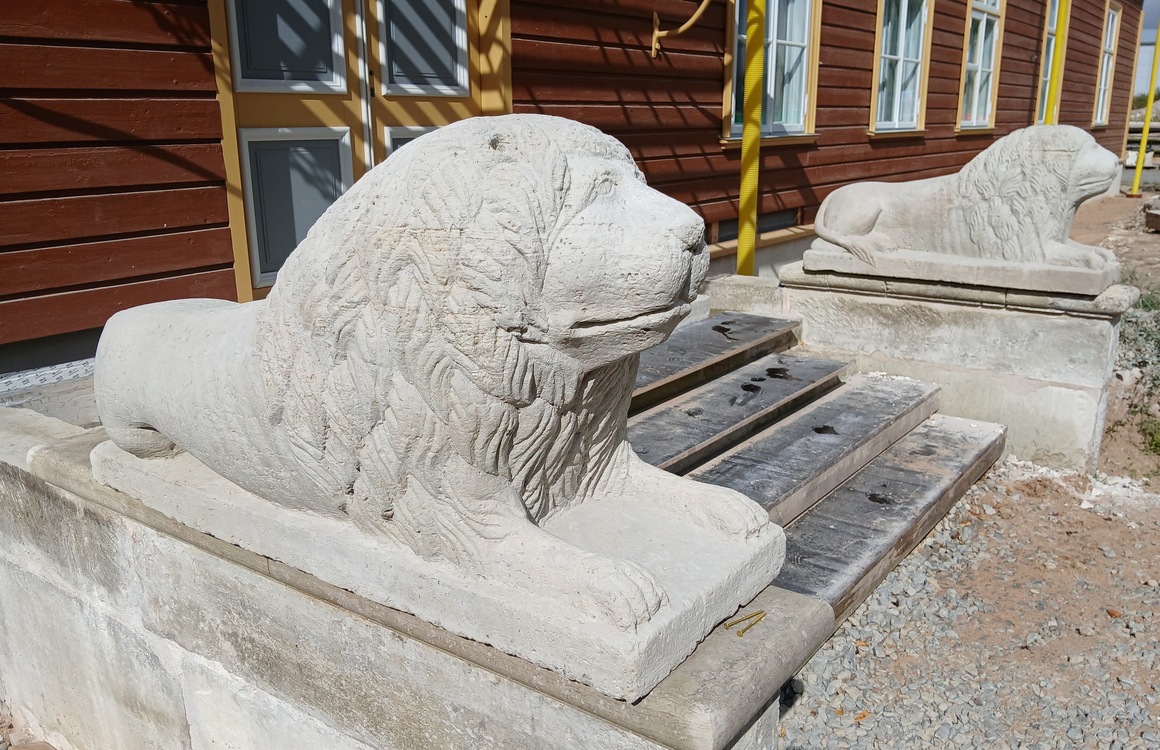Saaremaa Sikassaare mõisa lõvifiguurid
