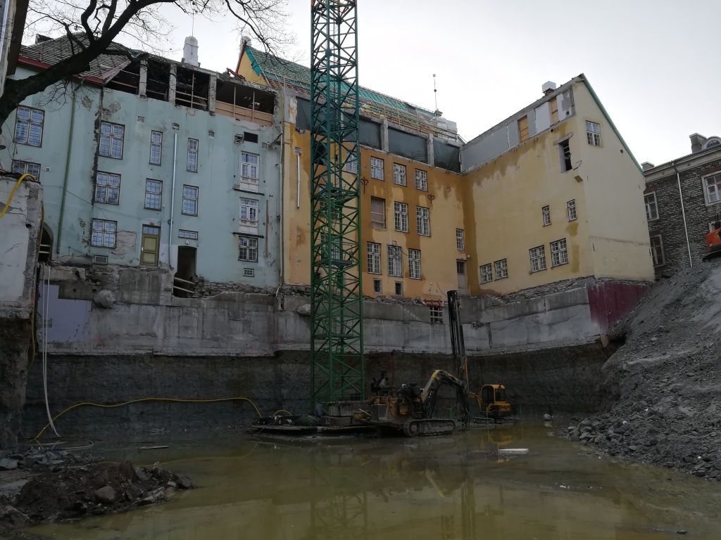 Linnateatri hoov 2021. aastal.jpg