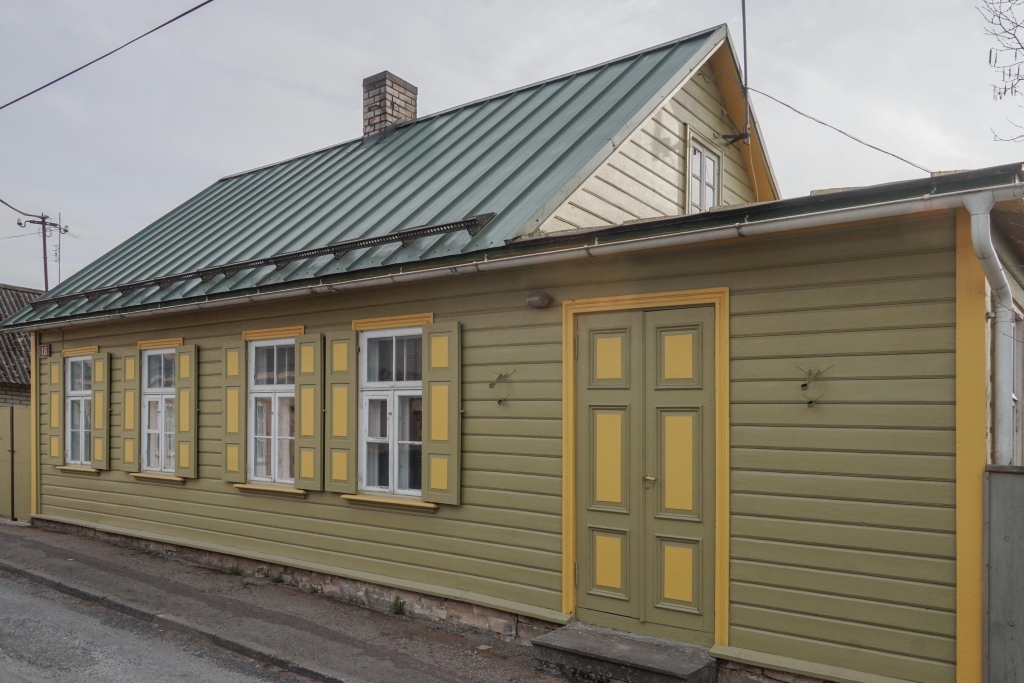 Aknaluukidega puitmaja