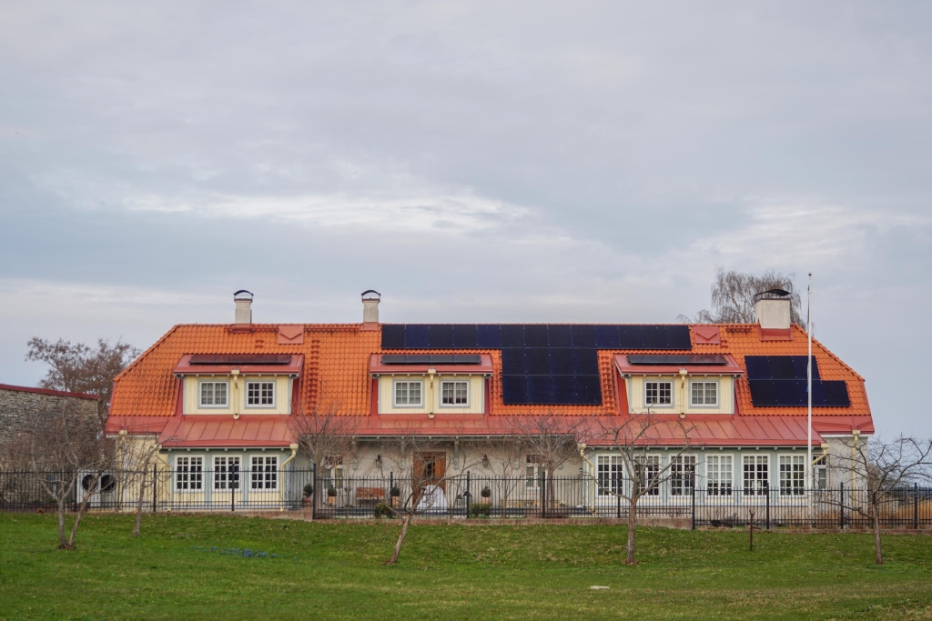 Päikesepaneelid kivikatusel