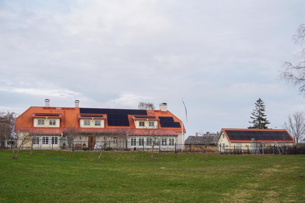 Päikesepaneelid kivikatusel