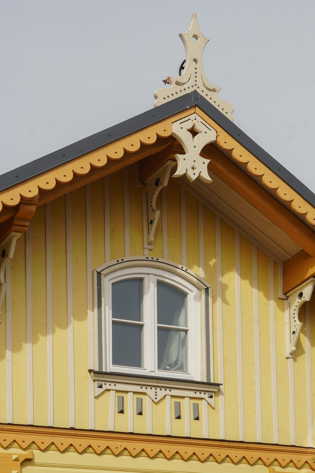 Puitpitsiga restaureeritud hoone
