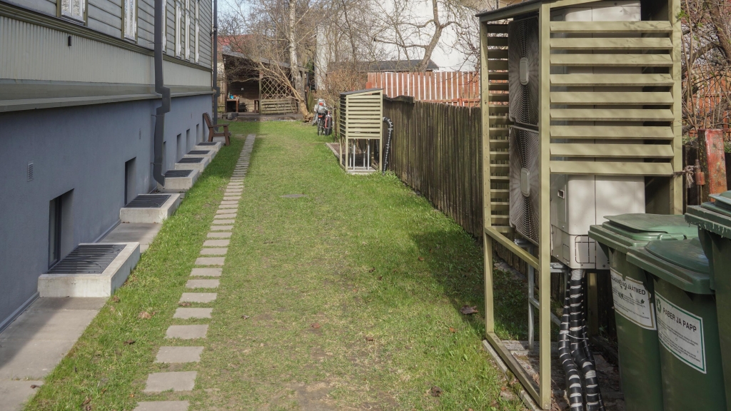 Restiga valgiskastid, kortermaja ümber